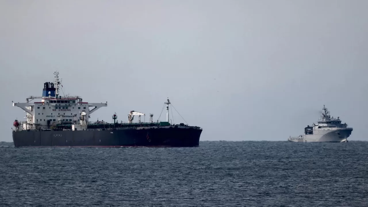 У березні французькі військово-морські сили перехопили танкер, який належить до російського «тіньового флоту», поблизу порту Марсель-Фос / Фото: AFP