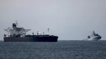 В марте французские военно-морские силы перехватили танкер, относящийся к российскому «теневому флоту», возле порта Марсель-Фос / Фото: AFP