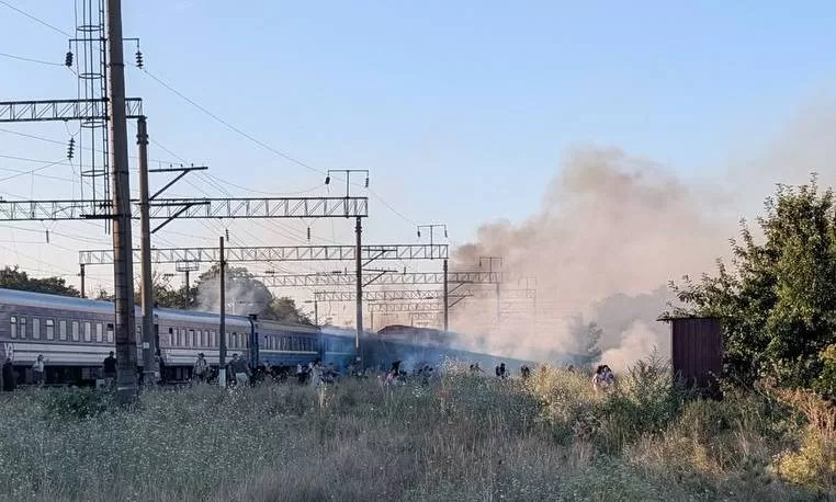 Пожежа на місці удару по поїзду на Одещині / Фото: Соцмережі