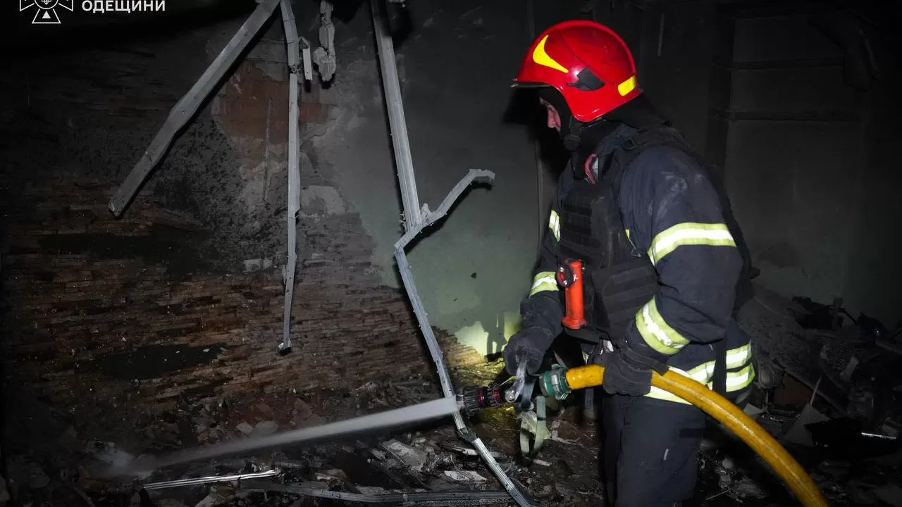 Рятувальник на місці обстрілу / Фото ілюстративне: ДСНС