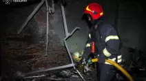 Рятувальник на місці обстрілу / Фото ілюстративне: ДСНС