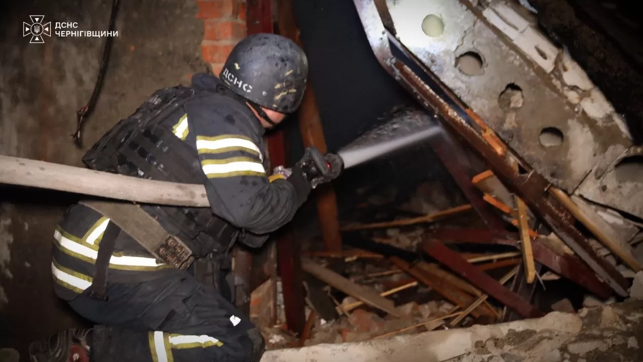 Ліквідація наслідків обстрілу на Чернігівщині / Фото: ДСНС