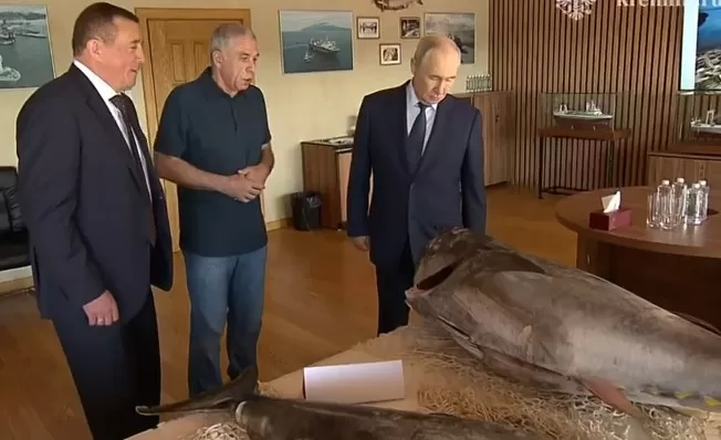 Путін уперше прибув на спірний острів Еторофу / Скриншот