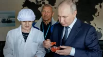 Владимир Путин во время посещения рыбоперерабатывающего комбината «Ясный» на острове Итуруп / Фото: ТАСС