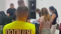 Оголошення підозри організатору схеми з нерухомістю у Києві / Фото: Нацполіція 