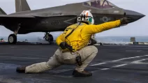 Запуск винищувача з авіаносця USS Abraham Lincoln / Фото: Reuters