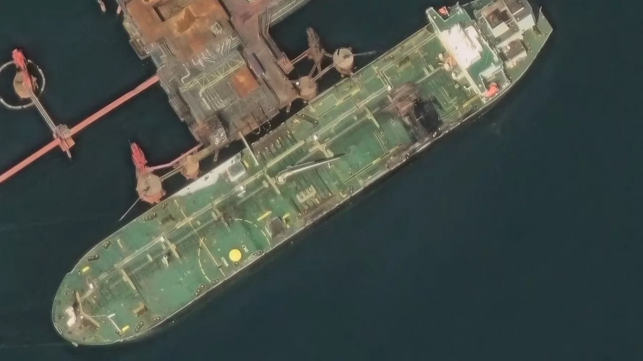 Спутниковый снимок Vantor поврежденного нефтяного танкера. Новороссийск, 12 августа 2026 года