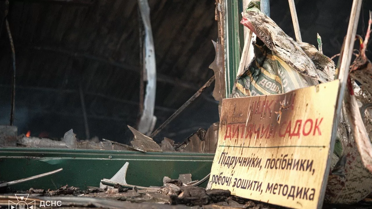 Несколько торговых рядов выгорели полностью, в других повреждены павильоны и окна / Фото: ГСЧС