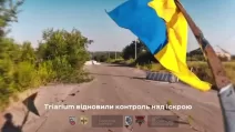 Ukrainian flag being raised in Andriivka-Klevtsove / Screenshot