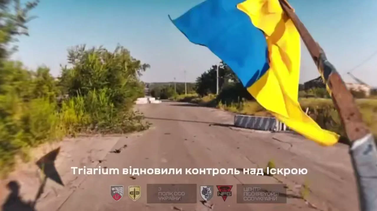 Ukrainian flag being raised in Andriivka-Klevtsove / Screenshot