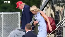 Президент США Дональд Трамп та його помічниця Наталі Гарп виходять з вертольота «Marine One» на площі Ellipse поблизу Білого дому 16 серпня 2026 року / Фото: AFP
