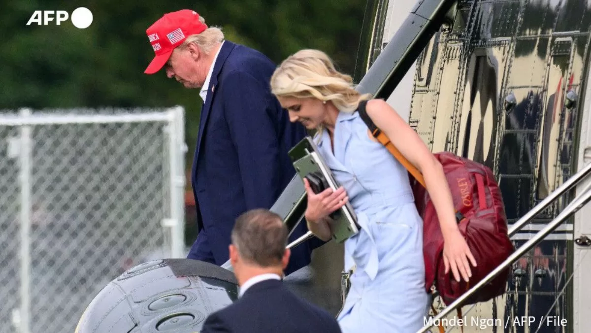 Президент США Дональд Трамп и его помощница Натали Харп выходят из вертолета Marine One на площади Эллипс возле Белого дома 16 августа 2026 года / Фото: AFP