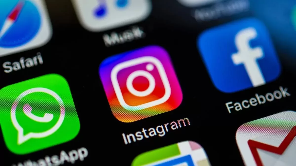 Екран смартфону із іконками застосунків Facebook та Instagram / Фото: соцмережі