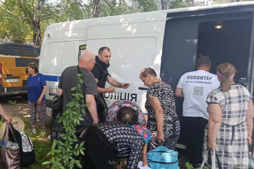 Эвакуация гражданских / Фото: Полиция Харьковской области
