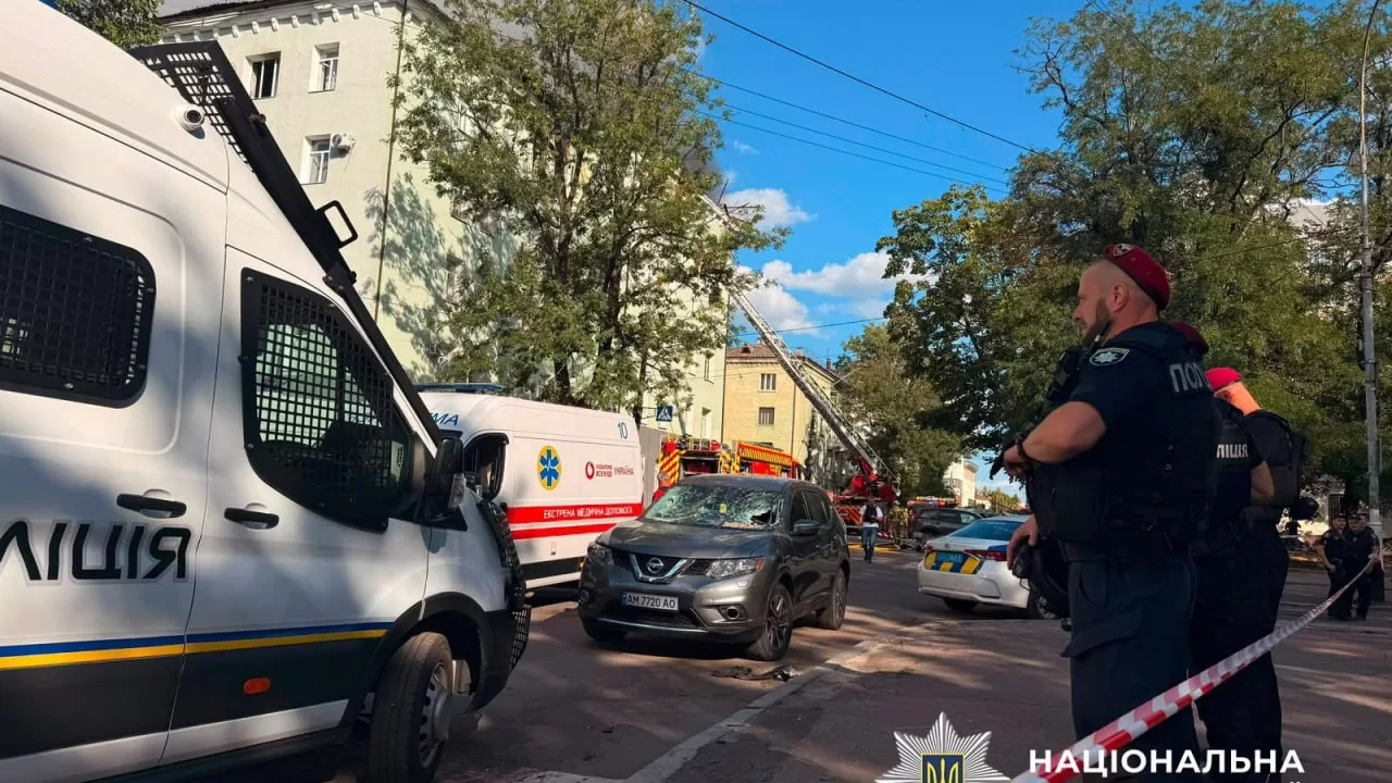 Экстренные службы на месте удара по областному управлению полиции в Житомире / Фото: Нацполиция