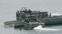 Солдати армії США намагаються демонтувати плавучий міст під час навчань на річці в місті Йончхоні, Південна Корея, поблизу кордону з Північною Кореєю, у четвер, 20 серпня 2026 року / Фото: AP