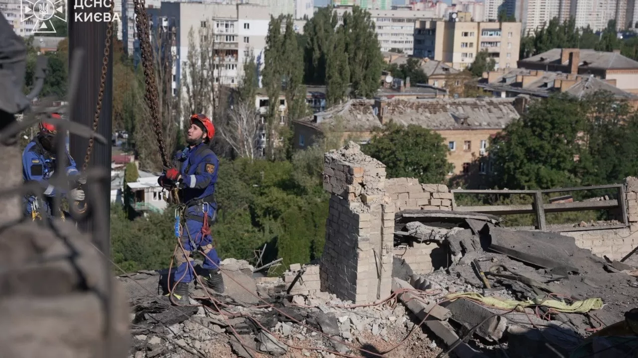 В Киеве уже 15 погибших и 39 пострадавших после российского удара / Фото: ГСЧС