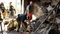 Рятувальники на місці удару РФ / Фото: ДСНС