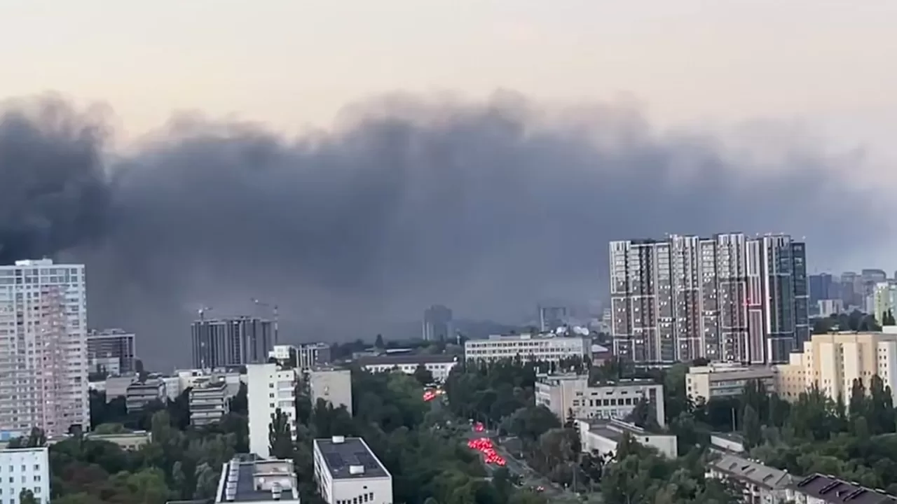 Дым от пожара после удара РФ по Киеву / Скриншот