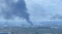 В Перми после взрывов задымился район нефтеперерабатывающего завода «Лукойла» / Фото: соцсети