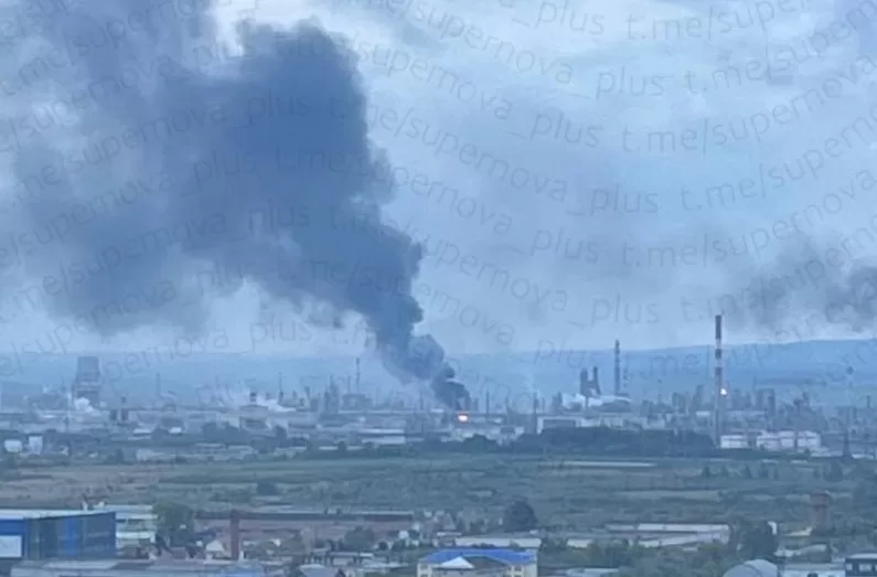 В Перми после взрывов задымился район нефтеперерабатывающего завода «Лукойла» / Фото: соцсети