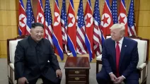 Президент США Дональд Трамп встречается с лидером Северной Кореи Ким Чен Ыном в демилитаризованной зоне, разделяющей две Кореи, в Панмунджоме, Южная Корея, 30 июня 2019 года / Фото: REUTERS/Kevin Lamarque