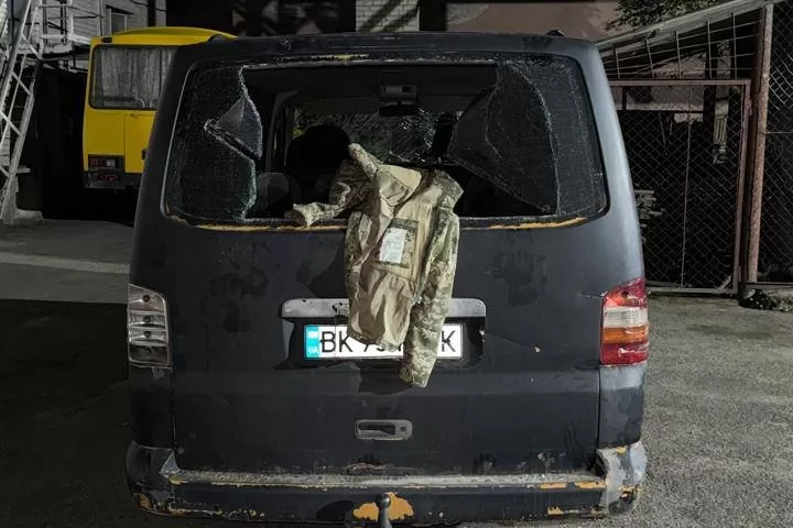 Разбитый микроавтобус ТЦК / Фото: Суспільне Луцьк