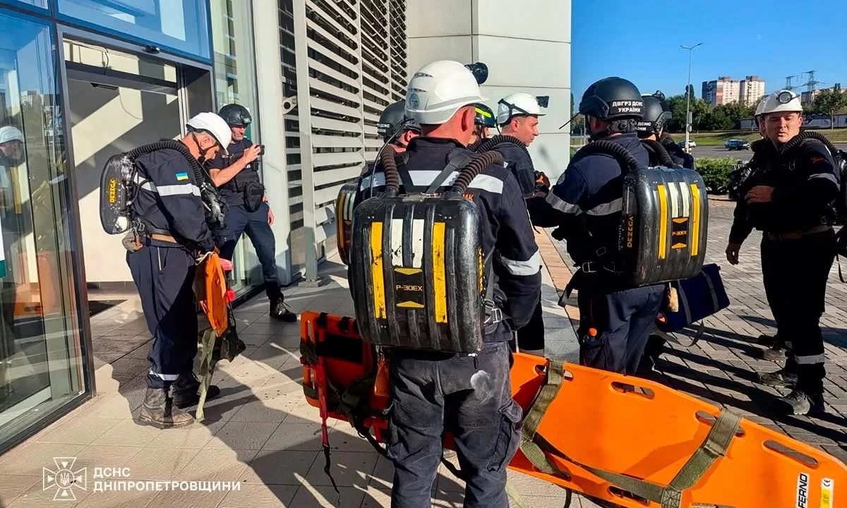 Rescuers at the site of the Russian strike on the shopping mall in Kryvyi Rih / Photo: State Emergency Service of Ukraine