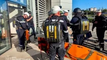 Спасатели на месте удара РФ по ТРЦ в Кривом Роге / Фото: ГСЧС