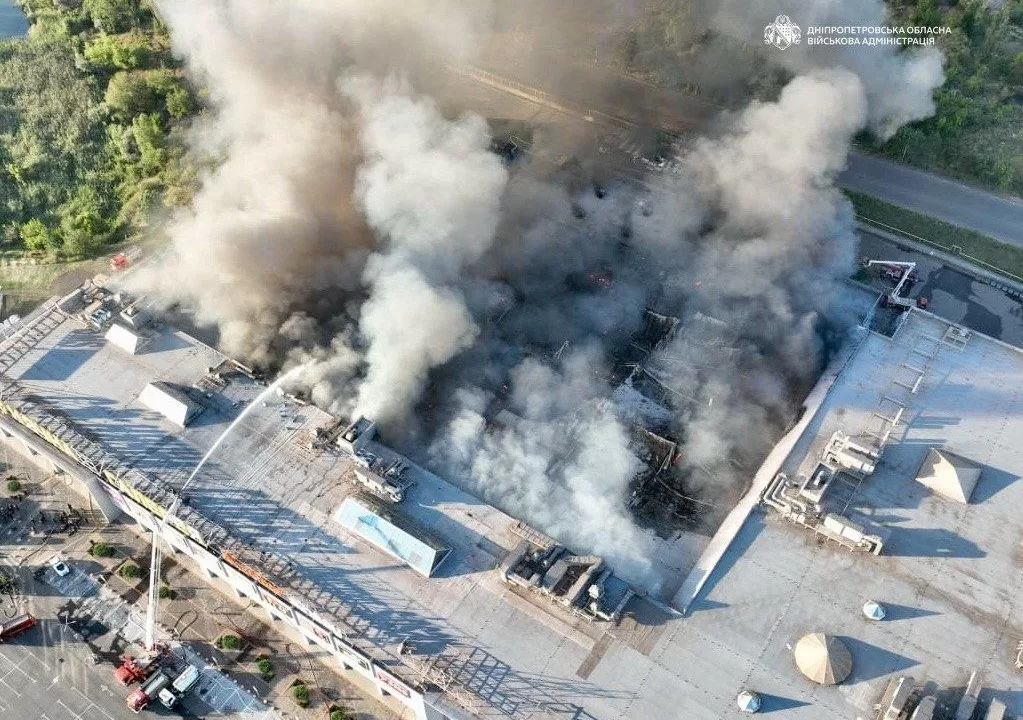 Наслідки удару Росії по ТРЦ в Кривому Розі / Фото: Дніпропетровська ОВА