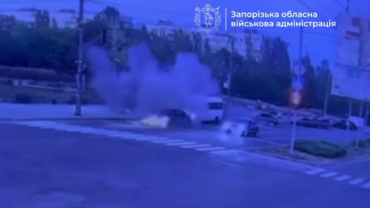 Троє людей поранені внаслідок удару по маршрутці у Запоріжжі / Скриншот