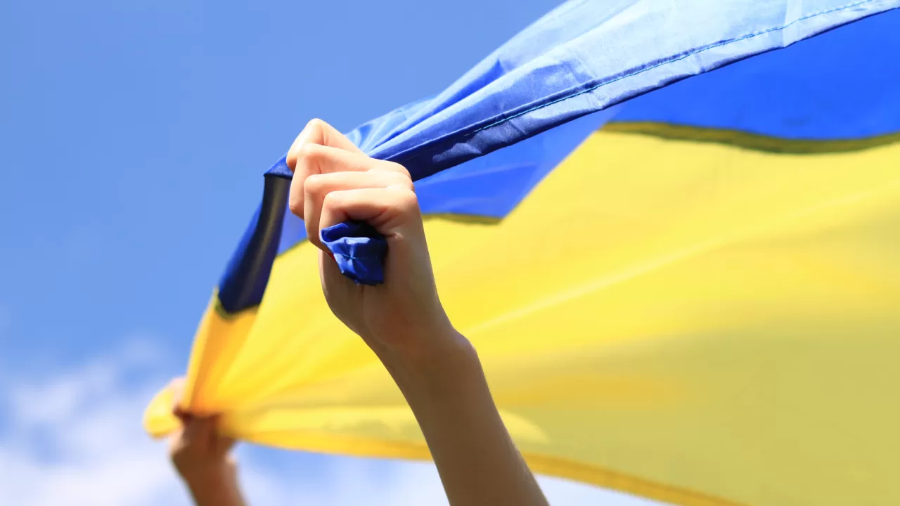 Дівчина тримає прапор України / Ілюстративне фото: DepositPhotos