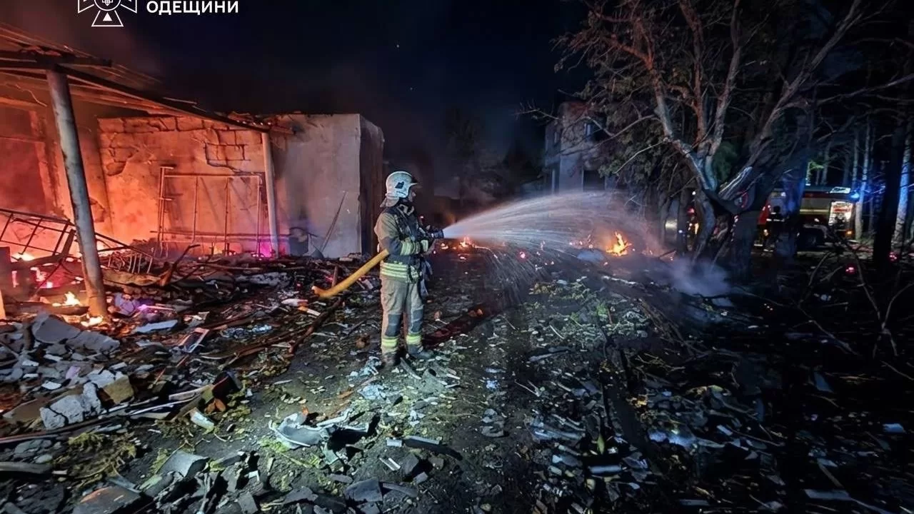 Рятувальники на місці удару по Одещині / Фото: ДСНС