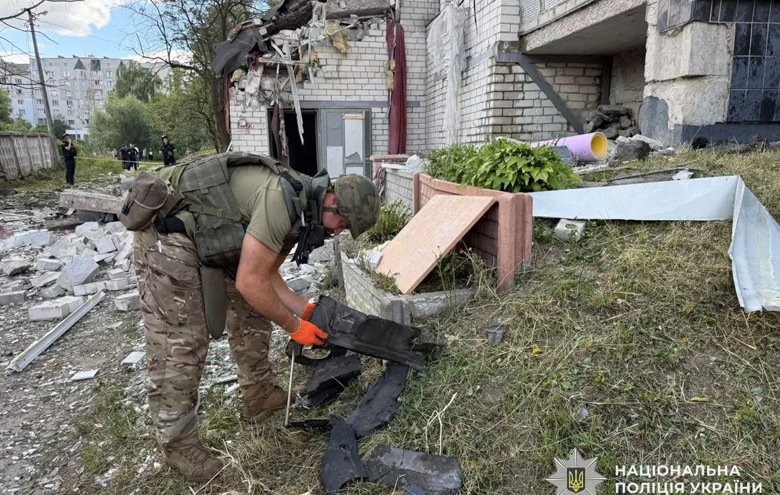 Вибухотехнік на місці удару по багатоповерхівці у Чернігові / Фото: ГУНП в Чернігівській області