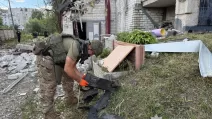 Explosives expert at the site of the strike on an apartment building in Chernihiv / Photo: Main Directorate of the National Police in the Chernihiv region
