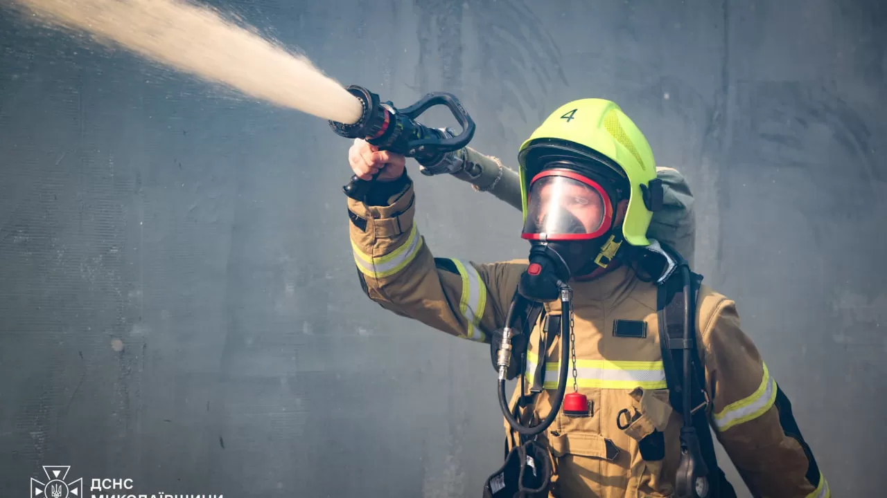 Rescuer in Mykolaiv region at the scene of a fire / Archive photo: State Emergency Service