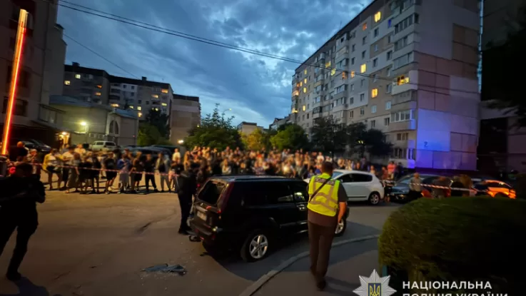 Натовп на місці нападу на військових ТЦК у Тернополі / Фото: Нацполіція