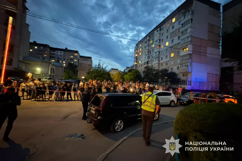 Натовп на місці нападу на військових ТЦК у Тернополі / Фото: Нацполіція