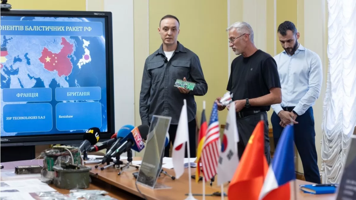 Владислав Власюк демонструє компоненти балістичних ракет, які Росія застосовує для ударів по Україні / Фото: Офіс президента