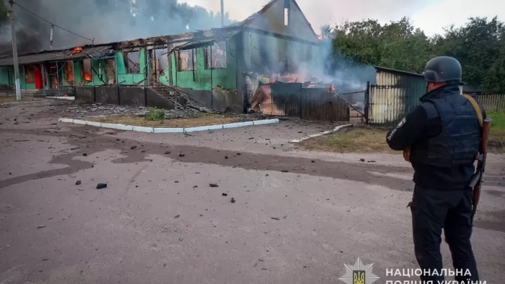 Знищена російським БпЛА будівля / Фото: ГУНП в Сумській області
