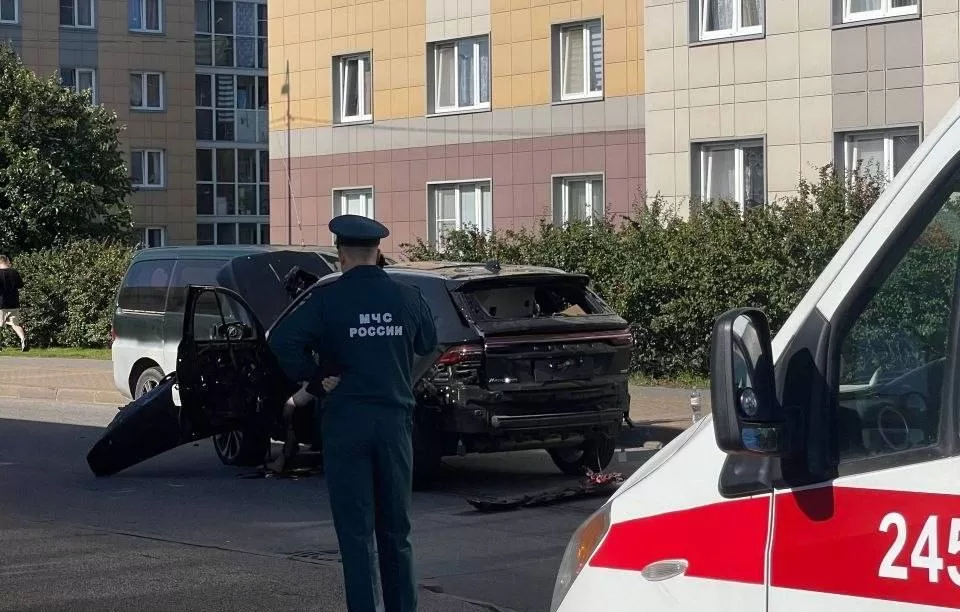 Пошкоджена вибухом автівка у Пітері / Фото: "Фонтанка"