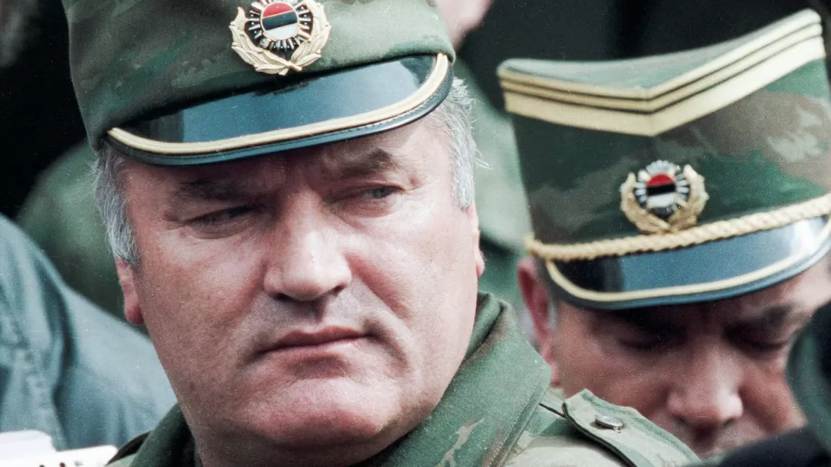Генерал боснийских сербов Ратко Младич в аэропорту Сараево, 13 апреля 1993 года / Фото: Reuters