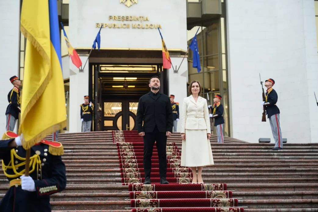 Зеленский получил «Орден Республики» во время визита в Кишинёв / Фото: ОПУ
