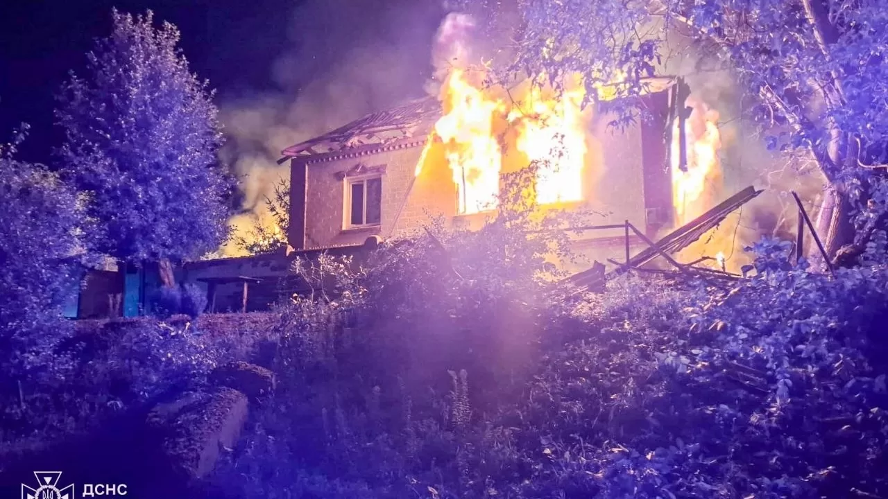 У Змієві після атаки РФ горів будинок / Фото: ДСНС