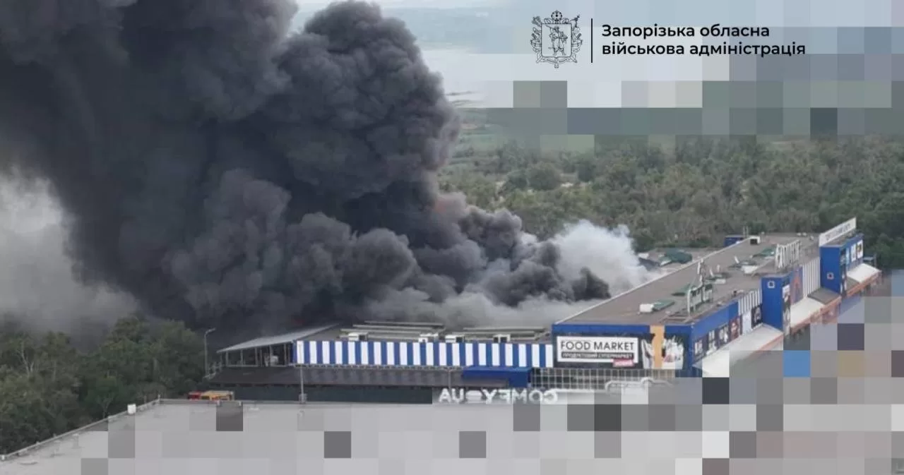 Пожар после удара РФ по "Эпицентру" в Запорожье / Фото: Запорожская ОВА