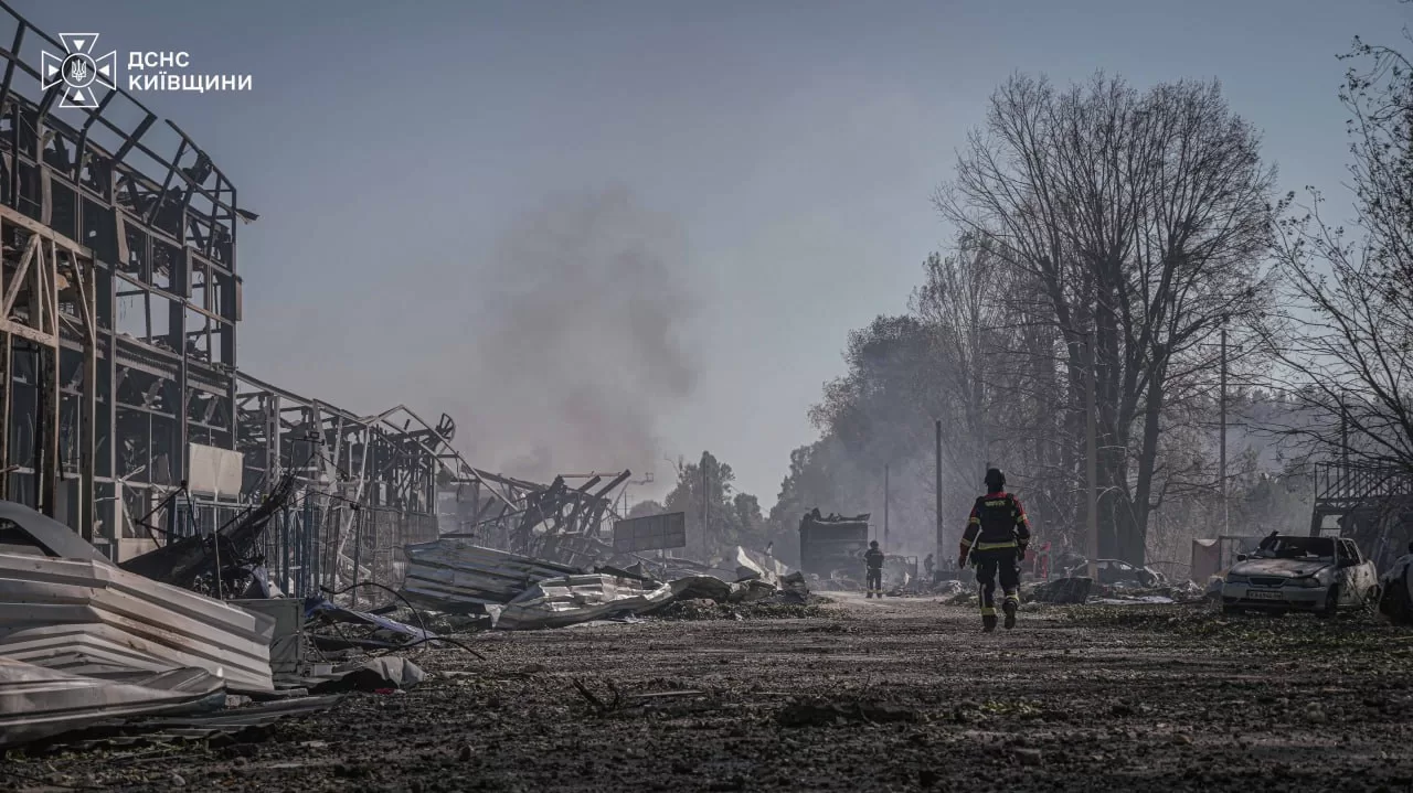 Рятувальники ліквідовують наслідки ворожого обстрілу в селі Мила / Фото: ДСНС