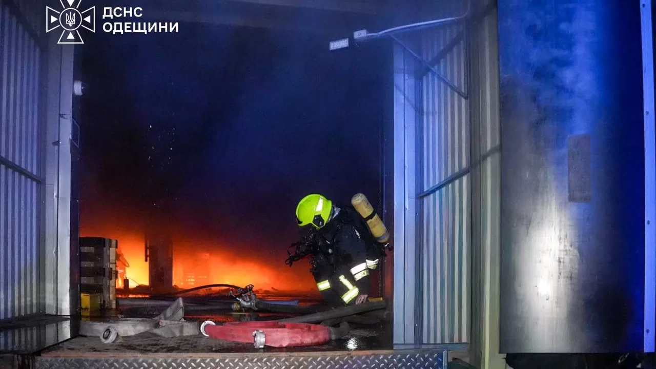 На Одещині після удару РФ горів склад із продуктами / Фото: ДСНС