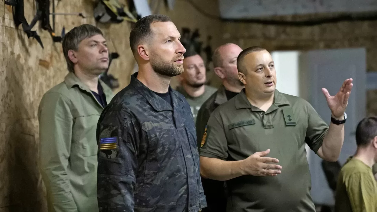 Евгений Хмара общается с военными и командирами подразделений, действующих на Приднепровском направлении. 28 августа 2026 года / Фото: Минобороны