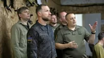 Євгеній Хмара спілкується з воїнами та командирами підрозділів, які діють на Придніпровському напрямку. 28 серпня 2026 / Фото: Міноборони