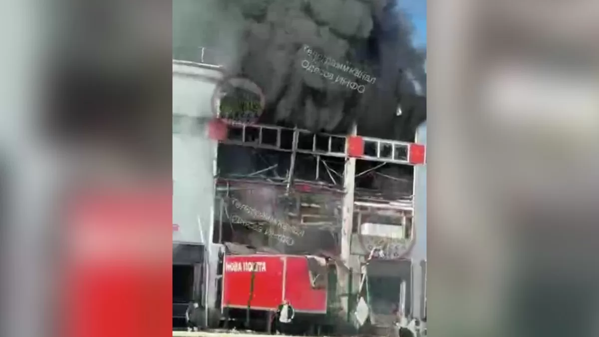В Одесской области после удара по терминалу «Новой почты» возник пожар / Фото: скриншот